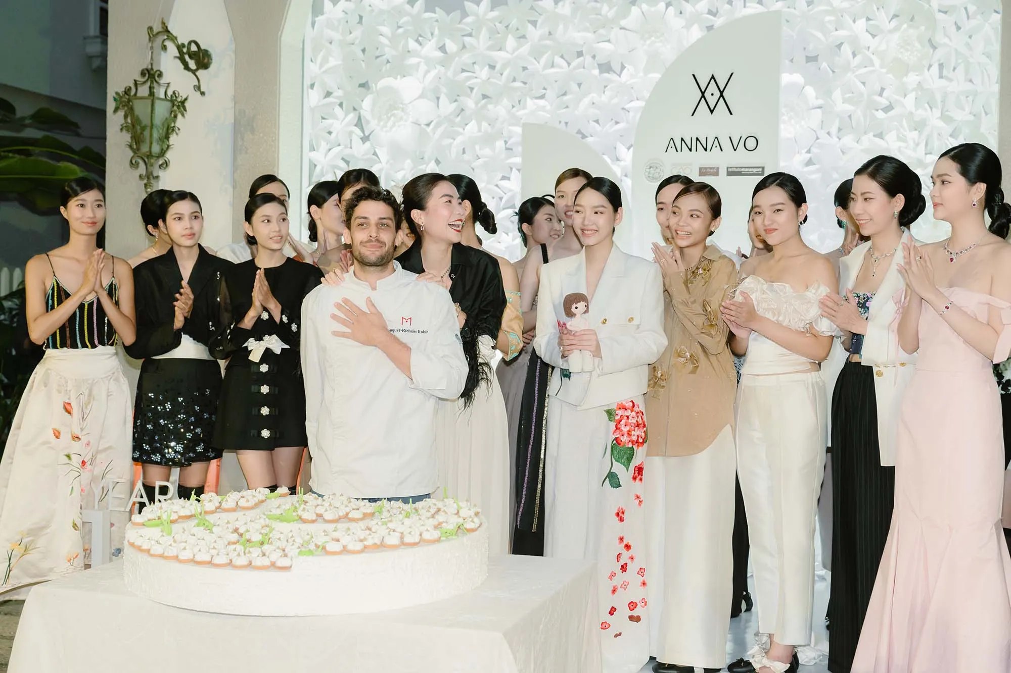 Backdrop hoa giấy của show diễn Anna Vo