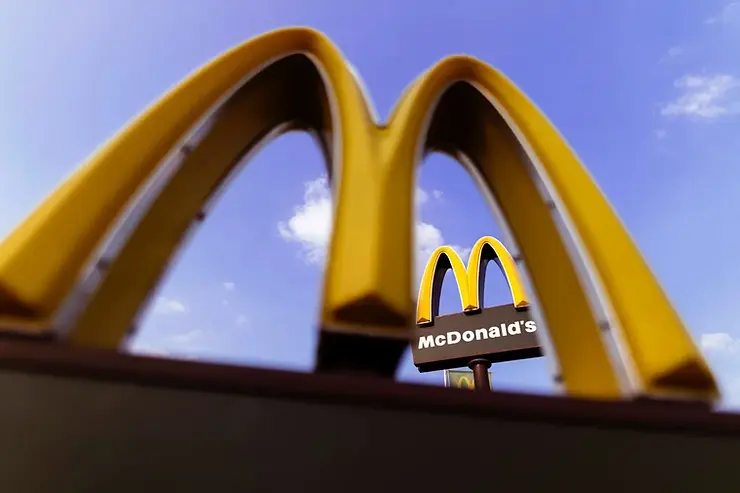 McDonald’s và nhiều thương hiệu lớn cảnh báo người tiêu dùng thu nhập thấp đang kiệt sức vì lạm phát-1